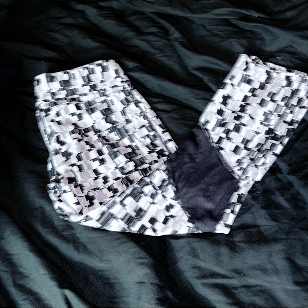 Calvin Klein Black and White Patterned Capri‎ Active Wear Leggings